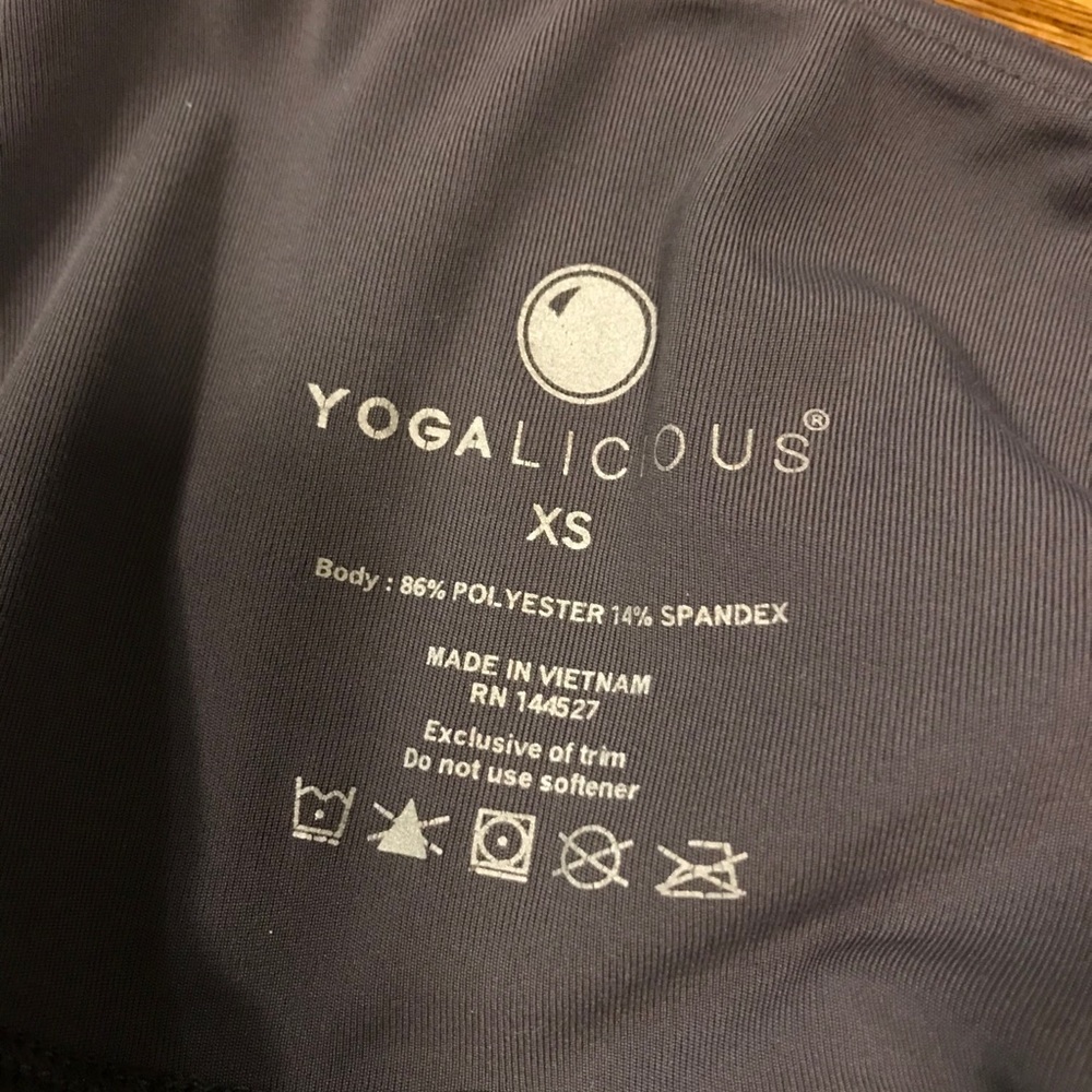 3/$12✨Gray yogalicious leggings, side pockets